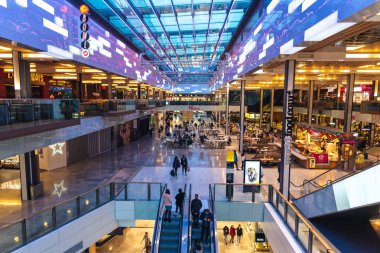 Londra, İngiltere - 17 Ocak 2019: Stratford, Londra yılında renkli Westfield Alışveriş Merkezi.