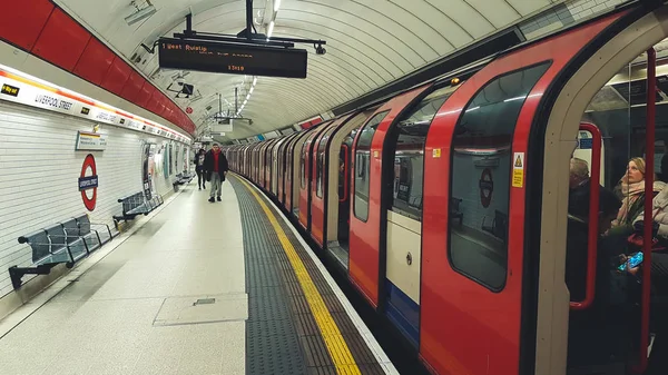 Londra, İngiltere - 17 Ocak 2019: tüp tren, Londra'nın Liverpool Street Metro İstasyonu platformu.