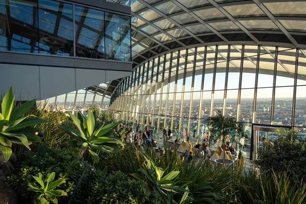 Londra, İngiltere - 17 Ocak 2019: Sky Garden 20 Fenchurch Street benzersiz bir kamusal alan olduğunu. Şık bir restorana sahiptir; Brasserie ve kokteyl bar.