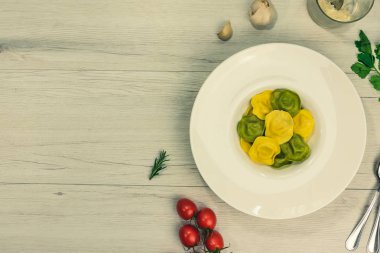 Görünüm Cassic ravioli dolu fesleğen ve bir tabağa Beyaz ahşap bir masa vejetaryen yemek, beyaz peynir ile top.