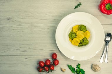 Görünüm Cassic ravioli dolu fesleğen ve bir tabağa Beyaz ahşap bir masa vejetaryen yemek, beyaz peynir ile top.