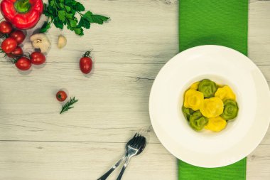 Görünüm Cassic ravioli dolu fesleğen ve bir tabağa Beyaz ahşap bir masa vejetaryen yemek, beyaz peynir ile top.