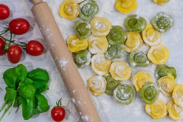 Pâtes Italiennes Fraîches Faites Maison Ravioli Sur Table Bois Blanc — Photo