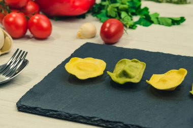 Fesleğen ve peynir taş, vejetaryen yemek bir tabakta klasik Mantı dolu.