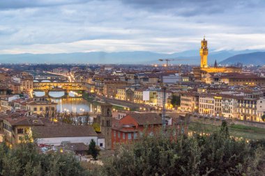 Florence, İtalya - 24 Aralık 2014: View Floransa sonra günbatımı Piazzale Michelangelo, Florence, İtalya