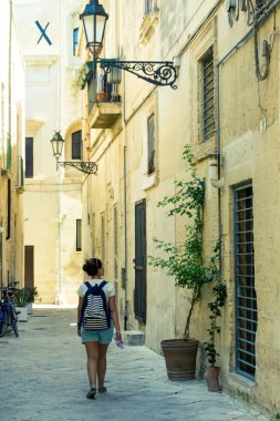 İtalya 'nın Puglia bölgesindeki tarihi Lecce kasabasında Charming Caddesi..