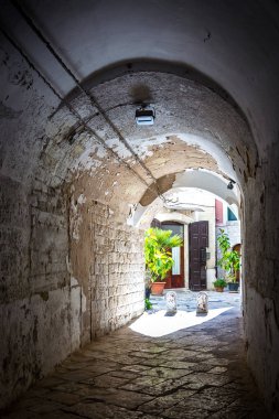 İtalya 'nın Bari kentindeki eski bir sokakta..