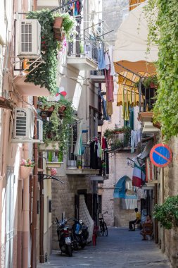 İtalya 'nın Bari kentindeki eski bir sokakta..