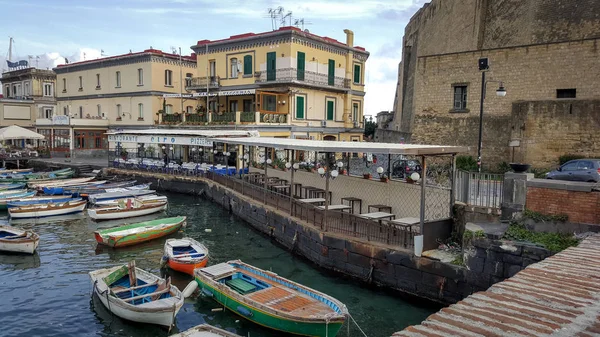 Utsikt över den lilla marinan och turistiska hamnen nära Castel Nuovo — Stockfoto