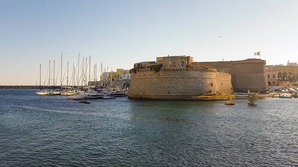 Kilátás Gallipoli óvárosára és kikötőjére, Puglia régió, Dél-Ita — Stock Fotó