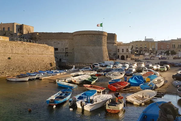 Vista del casco antiguo de Gallipoli y el puerto, Región de Puglia, Ita del Sur — Foto de Stock