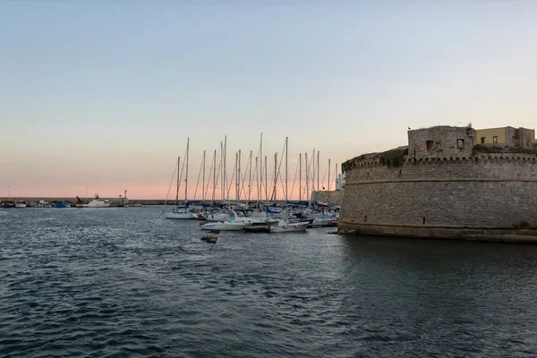 Kilátás Gallipoli óvárosára és kikötőjére, Puglia régió, Dél-Ita — Stock Fotó