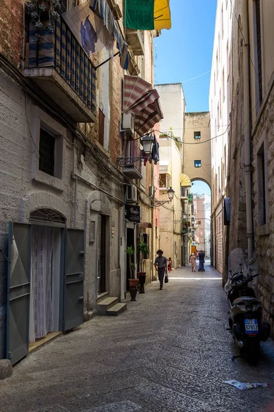 Calle en el casco antiguo de Bari, Italia . — Foto de Stock