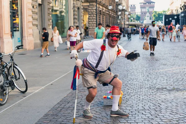 イタリアのミラノの路上でクラウン — ストック写真