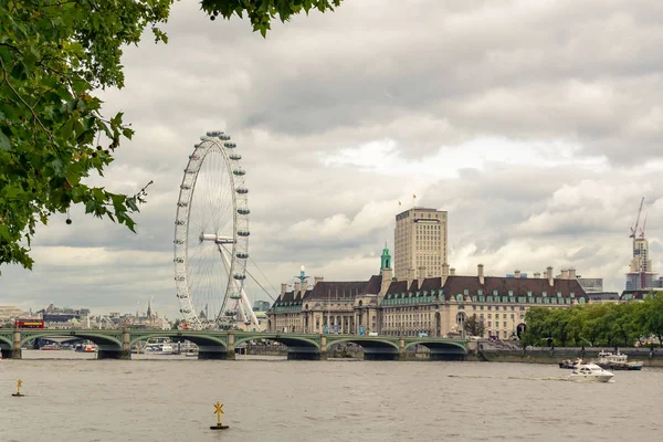 Londyńskie Oko w pochmurny dzień w Londynie, Wielka Brytania. — Zdjęcie stockowe