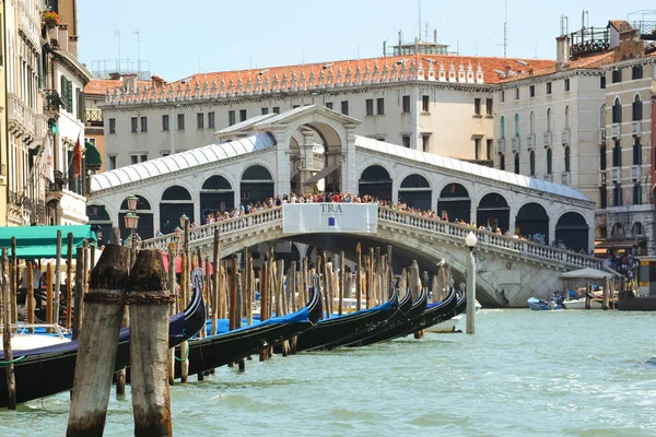 Rialto Bridge: a view of Ponte di Rialto from Canal Grande, Veni — стокове фото