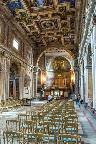 Dentro da igreja de Santa Francesca Romana em Roma Itália — Fotografia de Stock