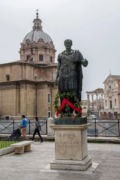 Roma İmparatoru Julius Caesar 'ın bronz heykeli Roma forumunda — Stok fotoğraf