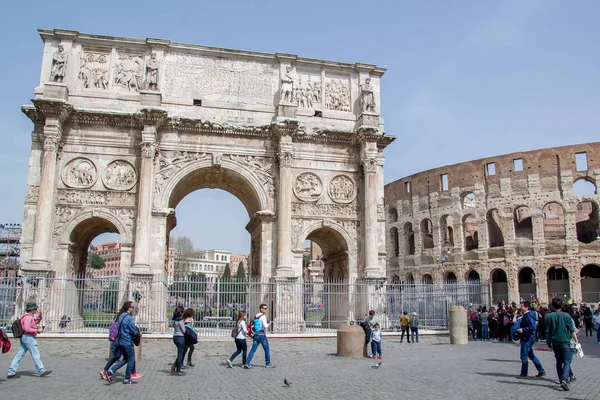 Colosseum és Arch of Constantine a nap az emberek körül. — Stock Fotó