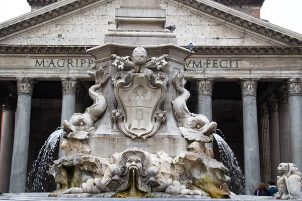 A Pantheon forrása (Fontana del Pantheon). Kommunikáció volt. — Stock Fotó