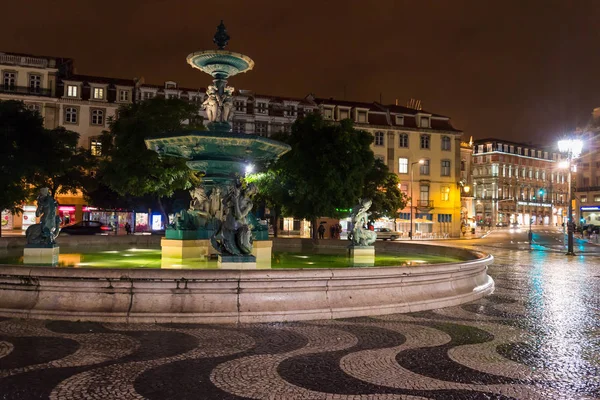 ฉากกลางคืนของ Rossio Square, ลิสบอน, โปรตุเกสกับหนึ่งใน d ของมัน — ภาพถ่ายสต็อก