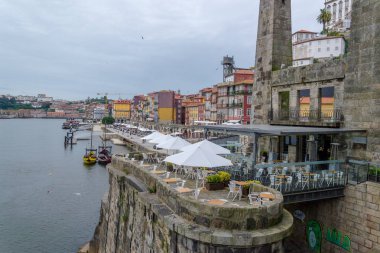 Portekizce çinileri ile güzel eski binalar üzerinde cadde görünümü