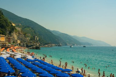 Monterosso al Mare, İtalya 'da yaz günü plaj.