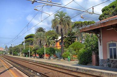 İtalya, Cenova Nervi tren istasyonunda, yaz günü..