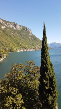 Varenna 'daki Como Gölü manzarası bir yaz günü