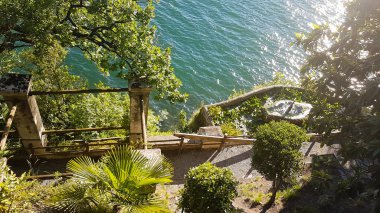 Varenna 'daki Como Gölü manzarası bir yaz günü