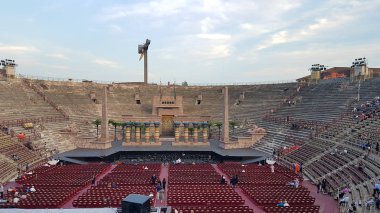 Arena di Verona 'nın içinde, Roma' nın en büyük ikinci amfitheatı.