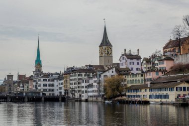 Zürih, Switzerlan 'ın tarihi şehir merkezinin güzel manzarası