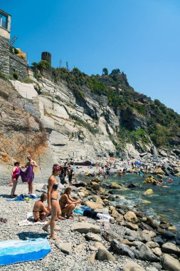 Monterosso al Mare, İtalya 'da yaz günü plaj.