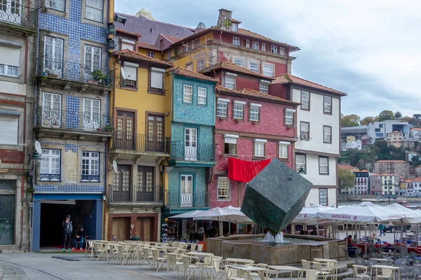 Portekizce çinileri ile güzel eski binalar üzerinde cadde görünümü