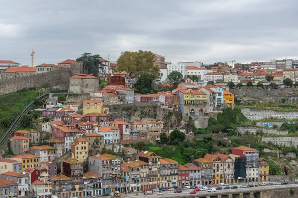Vista de la antigua ciudad de Oporto y Ribeira sobre el río Duero en Oporto, Po — Foto de Stock