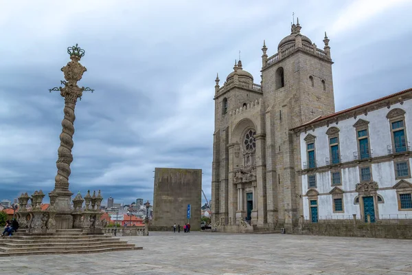 Fuera de la Catedral de Se en la ciudad de Oporto en Portugal . — Foto de Stock