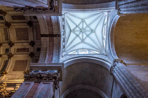 Interior da Catedral de Se na cidade do Porto em Portugal . — Fotografia de Stock