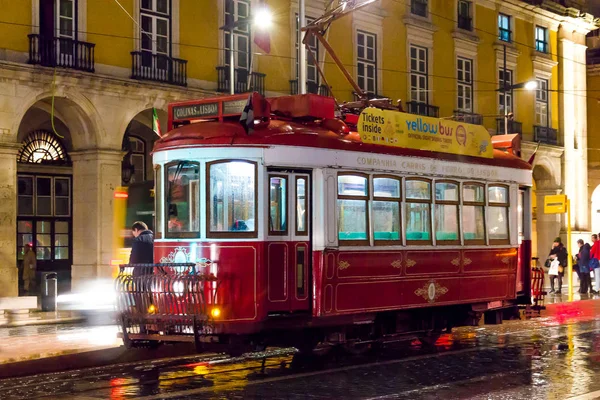 Lisbo 'daki Praca de Comercio yakınlarında geleneksel kırmızı tramvay.