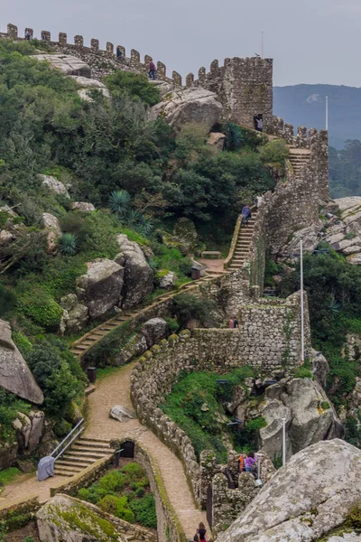 El Castillo de los Moros castillo medieval en Sintra, Portugal . — Foto de Stock