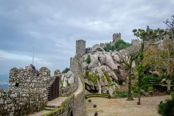 El Castillo de los Moros castillo medieval en Sintra, Portugal . — Foto de Stock