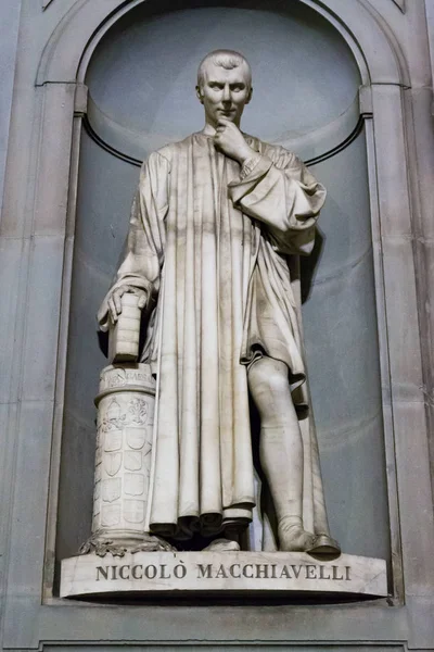 Standbeeld van Niccolo Machiavelli in Uffizi galerij, gezien in Lungarn — Stockfoto