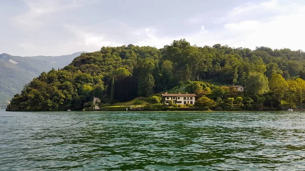 Vista del hermoso Lago de Como en un día de verano . — Foto de Stock