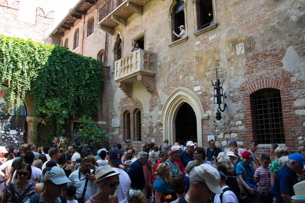 Juliet 'in evinin balkonunun altındaki turist kalabalığı. Veron
