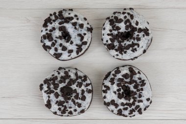 Beyaz ahşap arka planda çörekler. Üst görünüm.