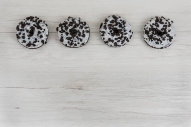 Beyaz ahşap arka planda çörekler. Üst görünüm, alanı kopyala