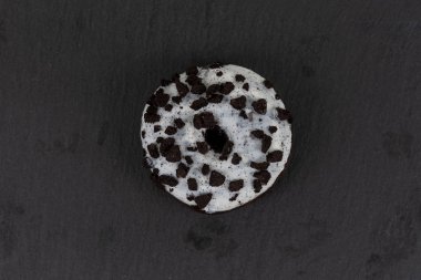 Taş zemin üzerinde çörek, üst görünüm