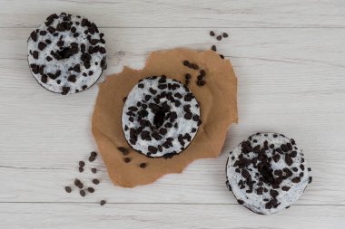 Beyaz ahşap arka planda çörekler, üst manzara