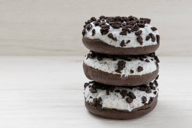 Beyaz ahşap arka planda çörekler, yakın plan.