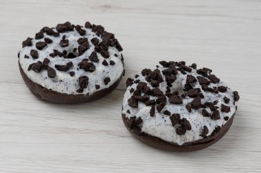 Beyaz ahşap arka planda çörekler, yakın plan.