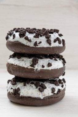 Beyaz ahşap arka planda çörekler, yakın plan.